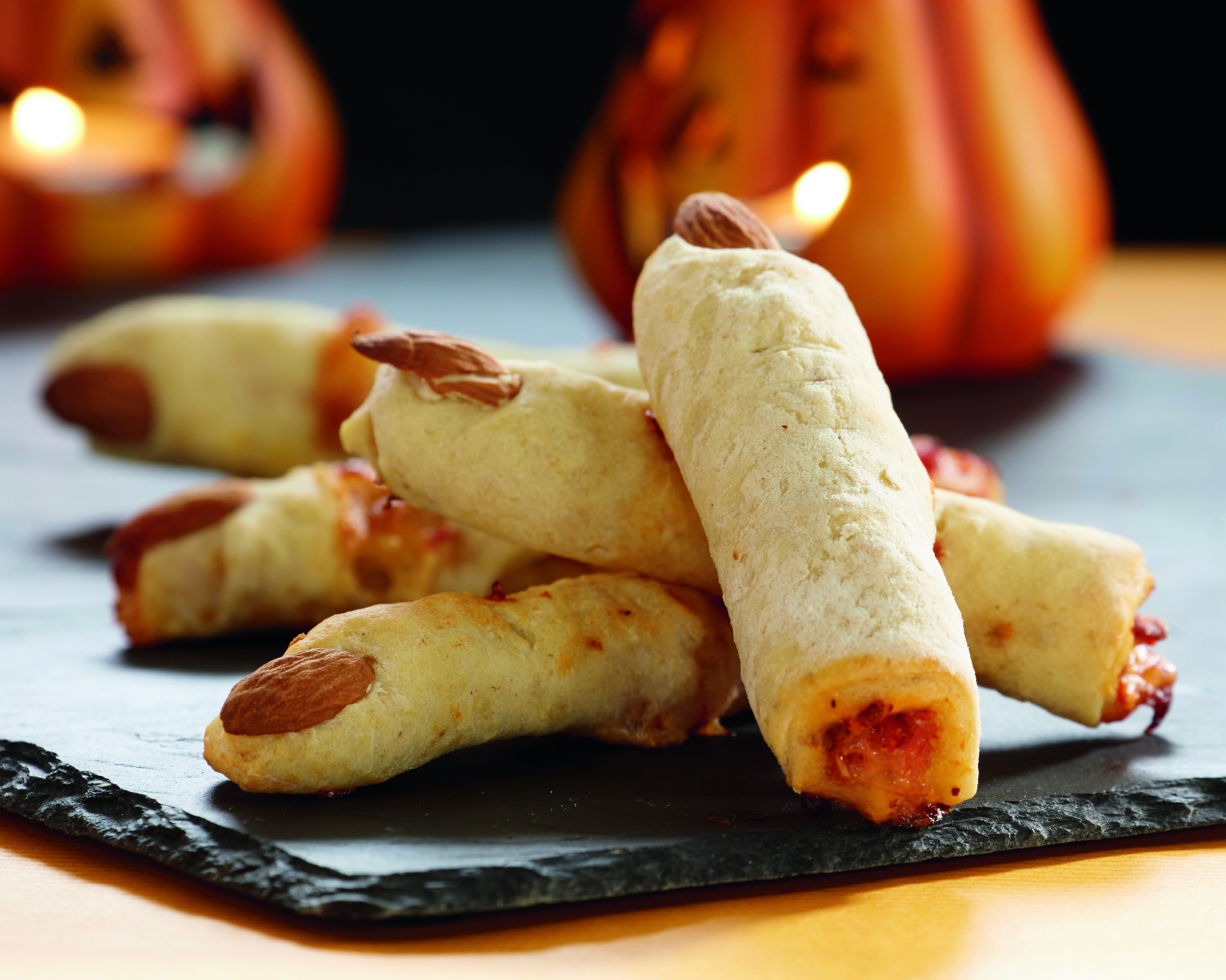 halloween inspirerede pizzaruller der ligner afhuggede fingre halloween inspired pizza snacks