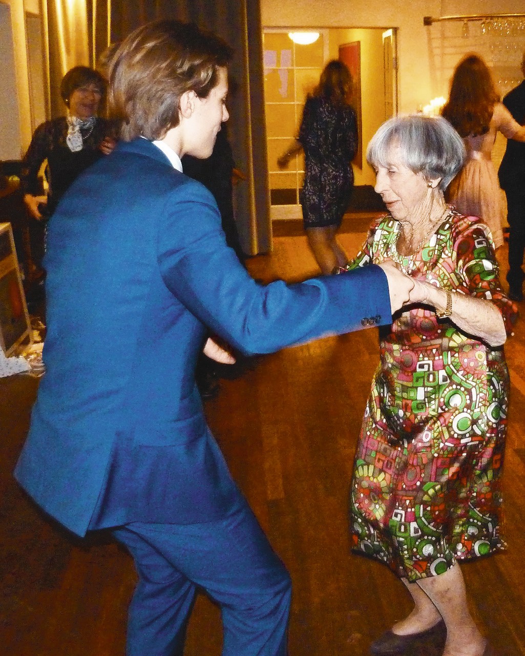Lise Nørgaard danser med sit oldebarn