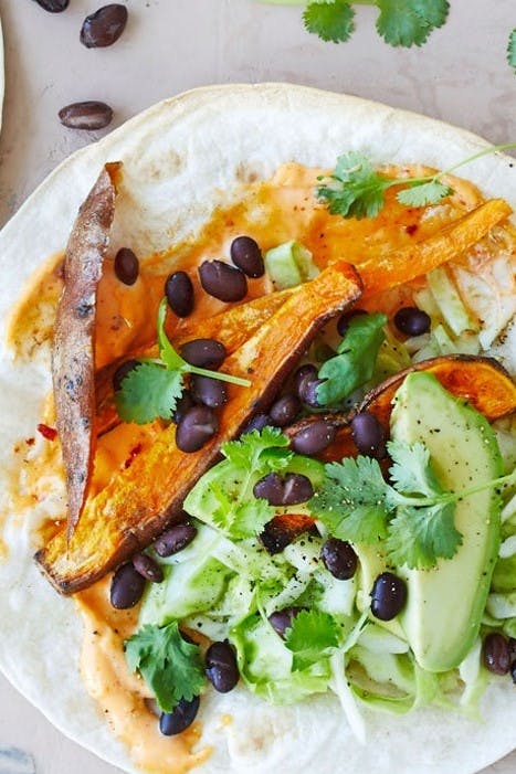 En vegetaropskrift på tacos med søde kartofler, avocado og chilimayo